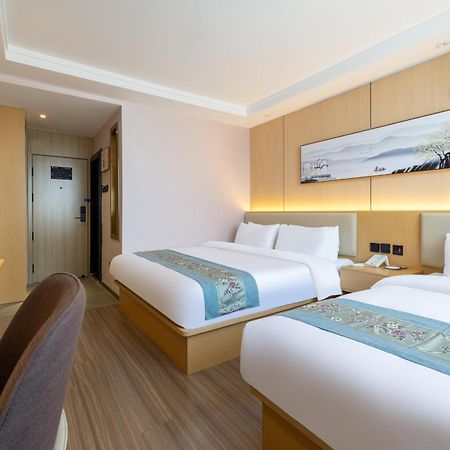 East Sacred Hotel--Very Near Beijing Tiananmen Square ,The Forbidden City,The Temple Of Heaven ,3 Minutes' Walk To Wangfujing Subway ,Located In The Center Of Beijing, Many Shopping Malls Around,Newly Renovated Hotel-Able To Receive Foreign Guests Экстерьер фото