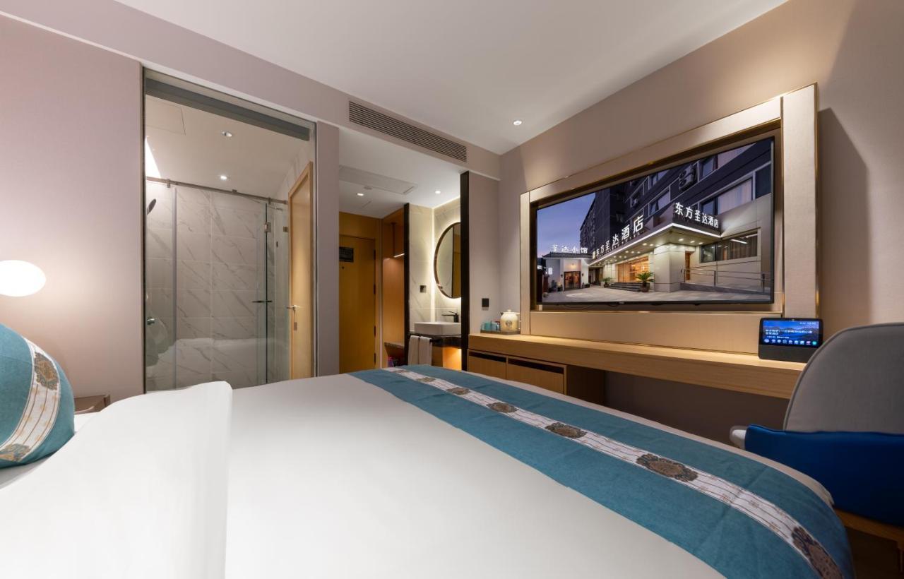East Sacred Hotel--Very Near Beijing Tiananmen Square ,The Forbidden City,The Temple Of Heaven ,3 Minutes' Walk To Wangfujing Subway ,Located In The Center Of Beijing, Many Shopping Malls Around,Newly Renovated Hotel-Able To Receive Foreign Guests Экстерьер фото Deluxe Room