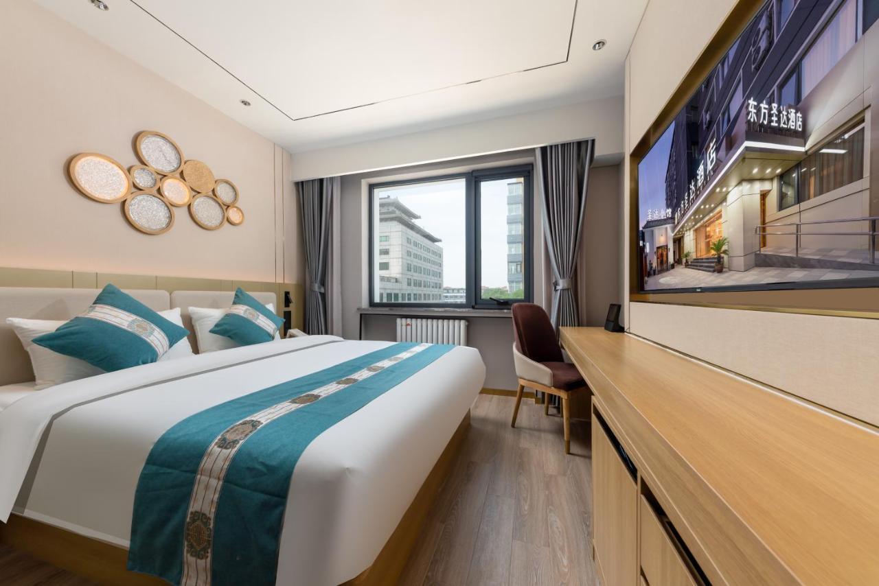East Sacred Hotel--Very Near Beijing Tiananmen Square ,The Forbidden City,The Temple Of Heaven ,3 Minutes' Walk To Wangfujing Subway ,Located In The Center Of Beijing, Many Shopping Malls Around,Newly Renovated Hotel-Able To Receive Foreign Guests Экстерьер фото A room at the hotel