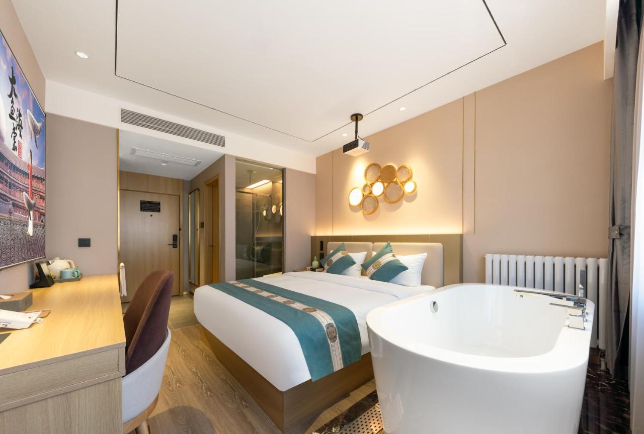 East Sacred Hotel--Very Near Beijing Tiananmen Square ,The Forbidden City,The Temple Of Heaven ,3 Minutes' Walk To Wangfujing Subway ,Located In The Center Of Beijing, Many Shopping Malls Around,Newly Renovated Hotel-Able To Receive Foreign Guests Экстерьер фото Deluxe Room