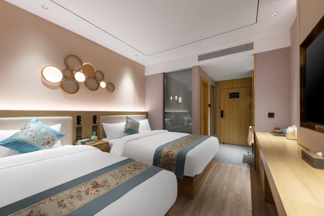 East Sacred Hotel--Very Near Beijing Tiananmen Square ,The Forbidden City,The Temple Of Heaven ,3 Minutes' Walk To Wangfujing Subway ,Located In The Center Of Beijing, Many Shopping Malls Around,Newly Renovated Hotel-Able To Receive Foreign Guests Экстерьер фото Deluxe room