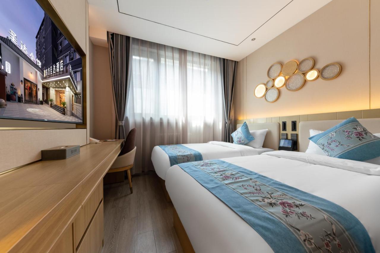 East Sacred Hotel--Very Near Beijing Tiananmen Square ,The Forbidden City,The Temple Of Heaven ,3 Minutes' Walk To Wangfujing Subway ,Located In The Center Of Beijing, Many Shopping Malls Around,Newly Renovated Hotel-Able To Receive Foreign Guests Экстерьер фото Deluxe Room