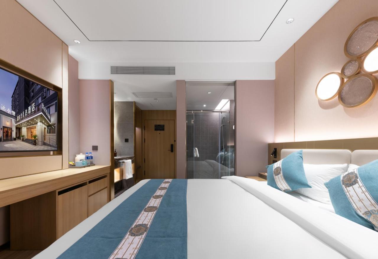 East Sacred Hotel--Very Near Beijing Tiananmen Square ,The Forbidden City,The Temple Of Heaven ,3 Minutes' Walk To Wangfujing Subway ,Located In The Center Of Beijing, Many Shopping Malls Around,Newly Renovated Hotel-Able To Receive Foreign Guests Экстерьер фото Deluxe room