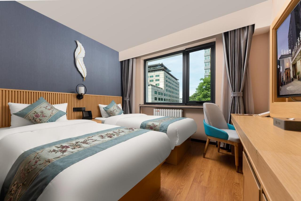 East Sacred Hotel--Very Near Beijing Tiananmen Square ,The Forbidden City,The Temple Of Heaven ,3 Minutes' Walk To Wangfujing Subway ,Located In The Center Of Beijing, Many Shopping Malls Around,Newly Renovated Hotel-Able To Receive Foreign Guests Экстерьер фото