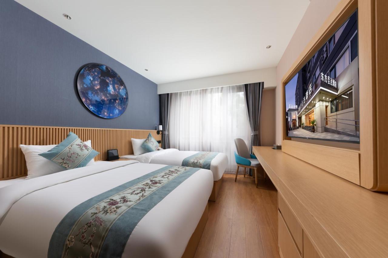 East Sacred Hotel--Very Near Beijing Tiananmen Square ,The Forbidden City,The Temple Of Heaven ,3 Minutes' Walk To Wangfujing Subway ,Located In The Center Of Beijing, Many Shopping Malls Around,Newly Renovated Hotel-Able To Receive Foreign Guests Экстерьер фото Deluxe room