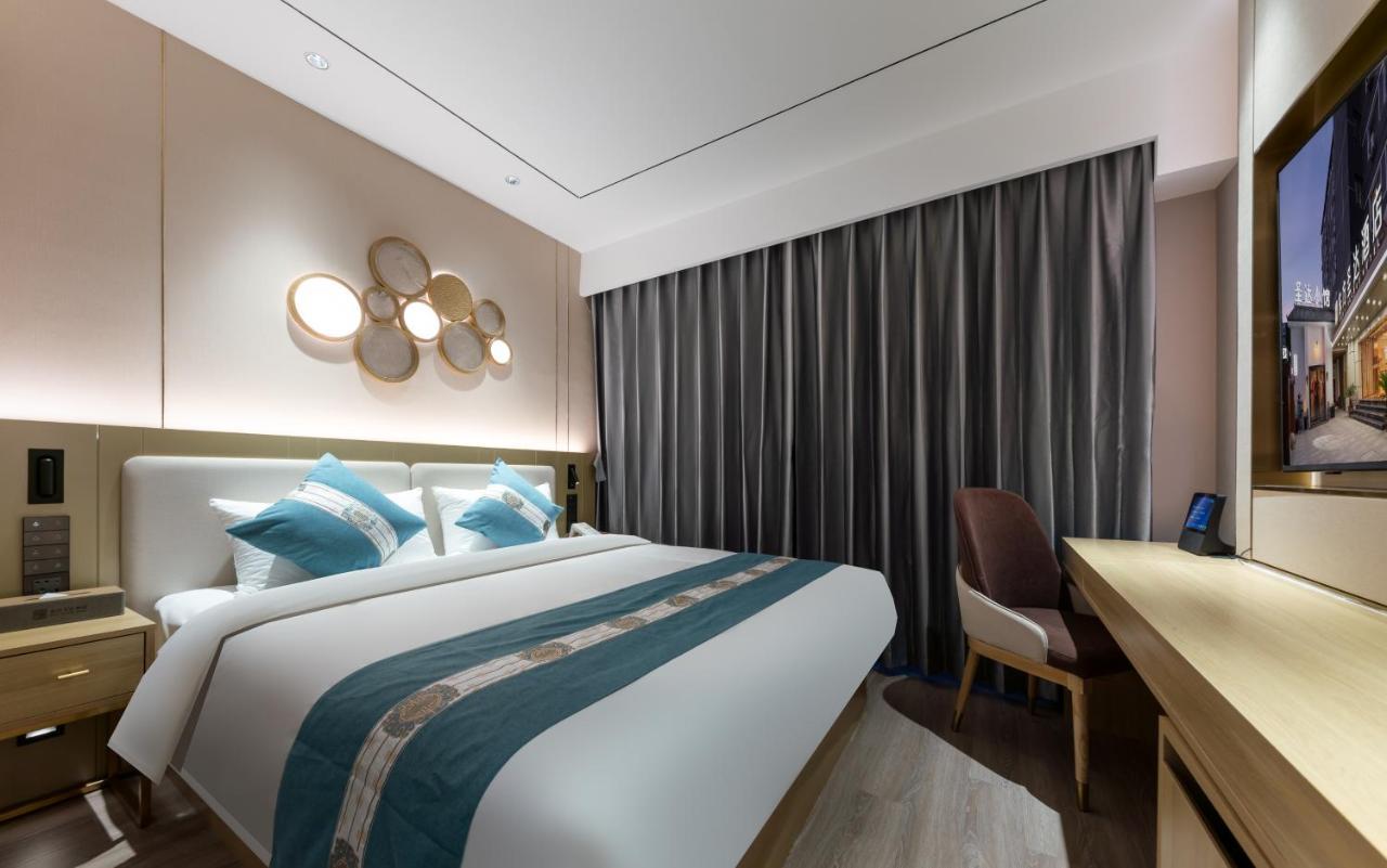 East Sacred Hotel--Very Near Beijing Tiananmen Square ,The Forbidden City,The Temple Of Heaven ,3 Minutes' Walk To Wangfujing Subway ,Located In The Center Of Beijing, Many Shopping Malls Around,Newly Renovated Hotel-Able To Receive Foreign Guests Экстерьер фото A bedroom in the hotel
