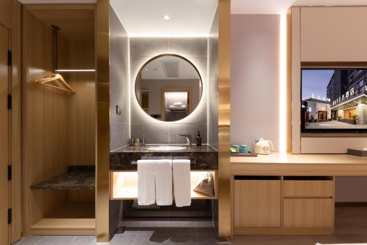 East Sacred Hotel--Very Near Beijing Tiananmen Square ,The Forbidden City,The Temple Of Heaven ,3 Minutes' Walk To Wangfujing Subway ,Located In The Center Of Beijing, Many Shopping Malls Around,Newly Renovated Hotel-Able To Receive Foreign Guests Экстерьер фото Bathroom