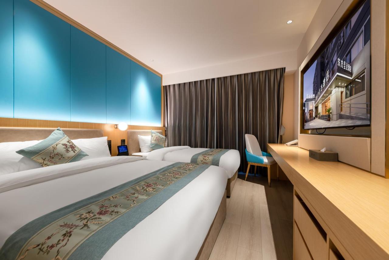 East Sacred Hotel--Very Near Beijing Tiananmen Square ,The Forbidden City,The Temple Of Heaven ,3 Minutes' Walk To Wangfujing Subway ,Located In The Center Of Beijing, Many Shopping Malls Around,Newly Renovated Hotel-Able To Receive Foreign Guests Экстерьер фото Deluxe Room