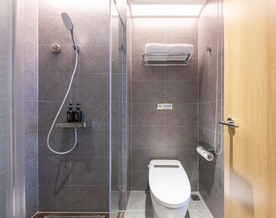 East Sacred Hotel--Very Near Beijing Tiananmen Square ,The Forbidden City,The Temple Of Heaven ,3 Minutes' Walk To Wangfujing Subway ,Located In The Center Of Beijing, Many Shopping Malls Around,Newly Renovated Hotel-Able To Receive Foreign Guests Экстерьер фото A wet room in a hotel