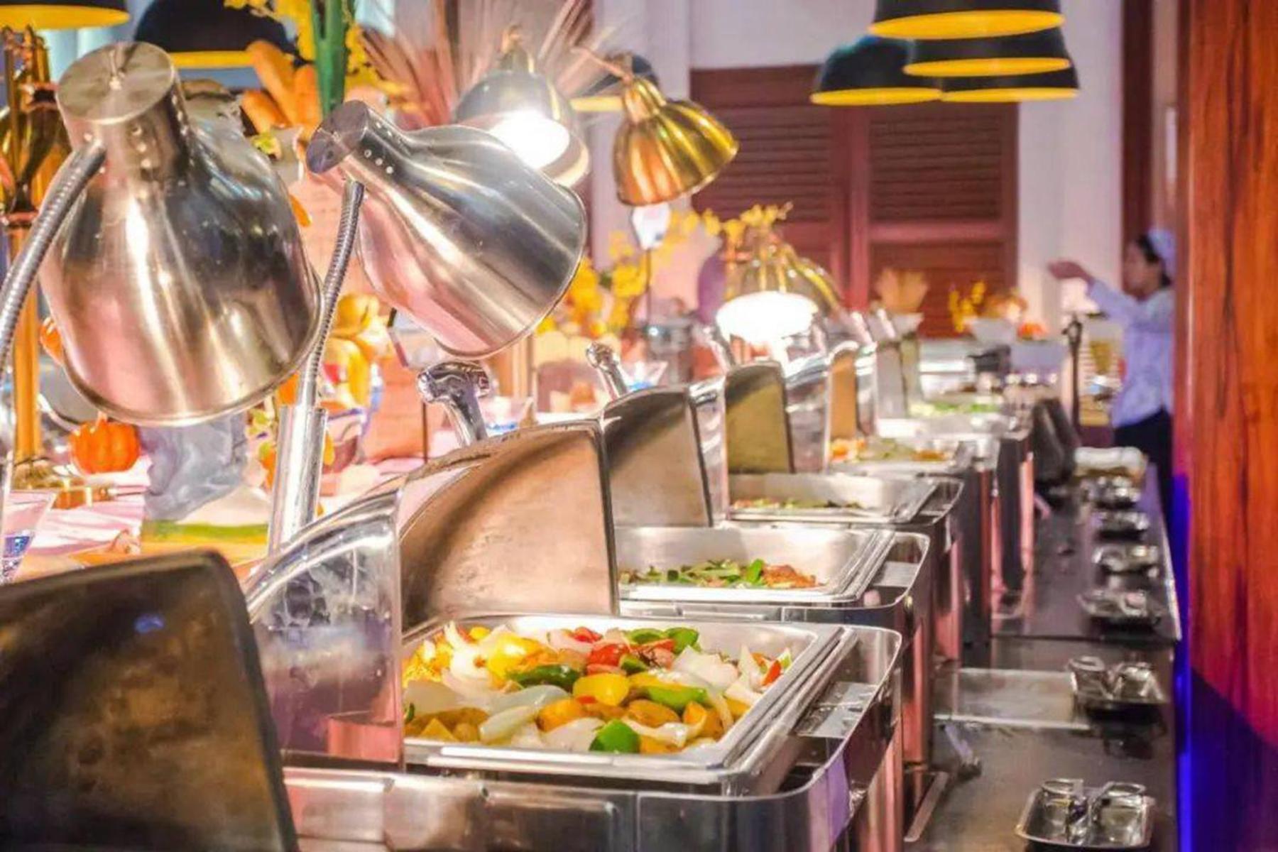 East Sacred Hotel--Very Near Beijing Tiananmen Square ,The Forbidden City,The Temple Of Heaven ,3 Minutes' Walk To Wangfujing Subway ,Located In The Center Of Beijing, Many Shopping Malls Around,Newly Renovated Hotel-Able To Receive Foreign Guests Экстерьер фото A buffet at a restaurant