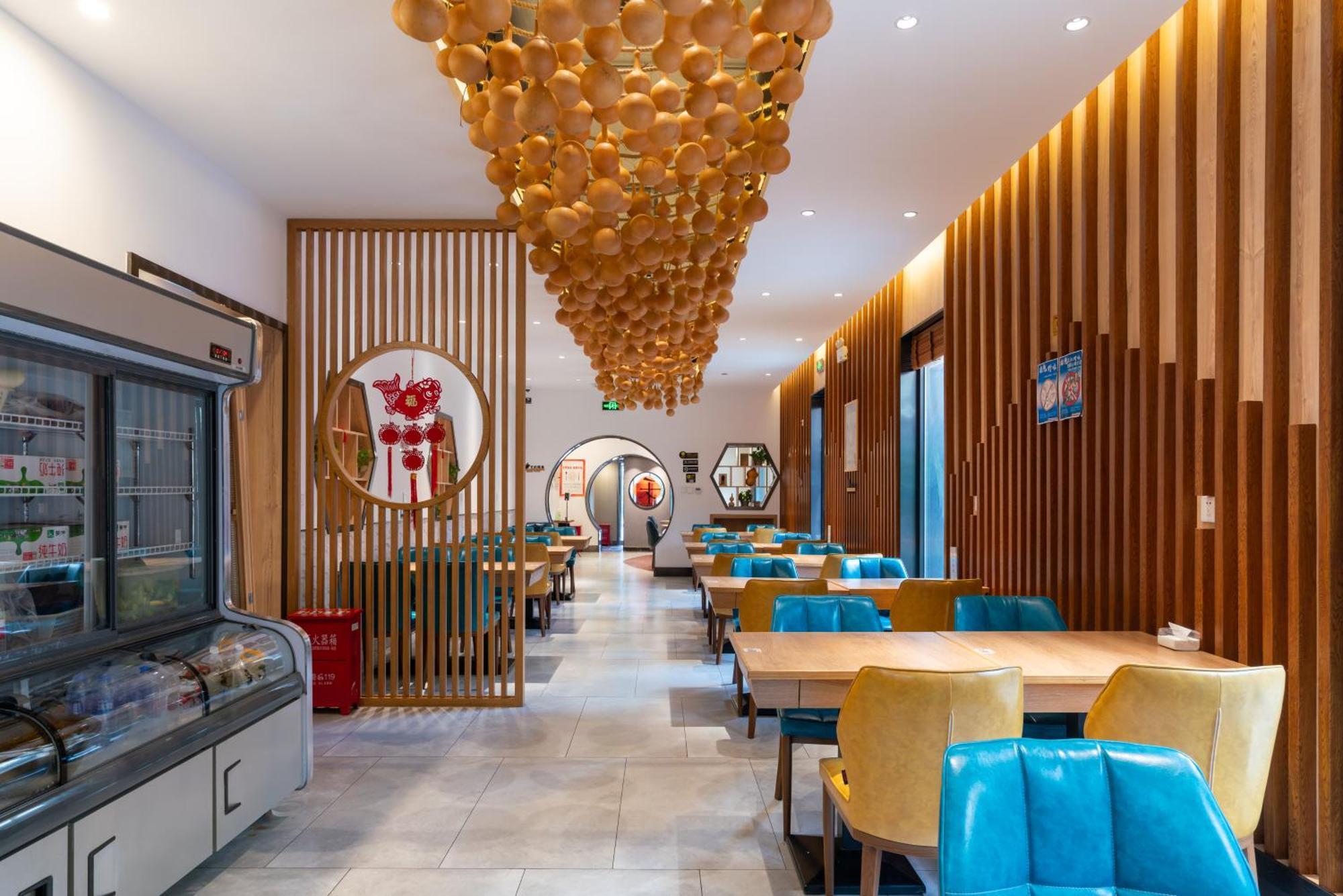 East Sacred Hotel--Very Near Beijing Tiananmen Square ,The Forbidden City,The Temple Of Heaven ,3 Minutes' Walk To Wangfujing Subway ,Located In The Center Of Beijing, Many Shopping Malls Around,Newly Renovated Hotel-Able To Receive Foreign Guests Экстерьер фото Interior of a restaurant in China