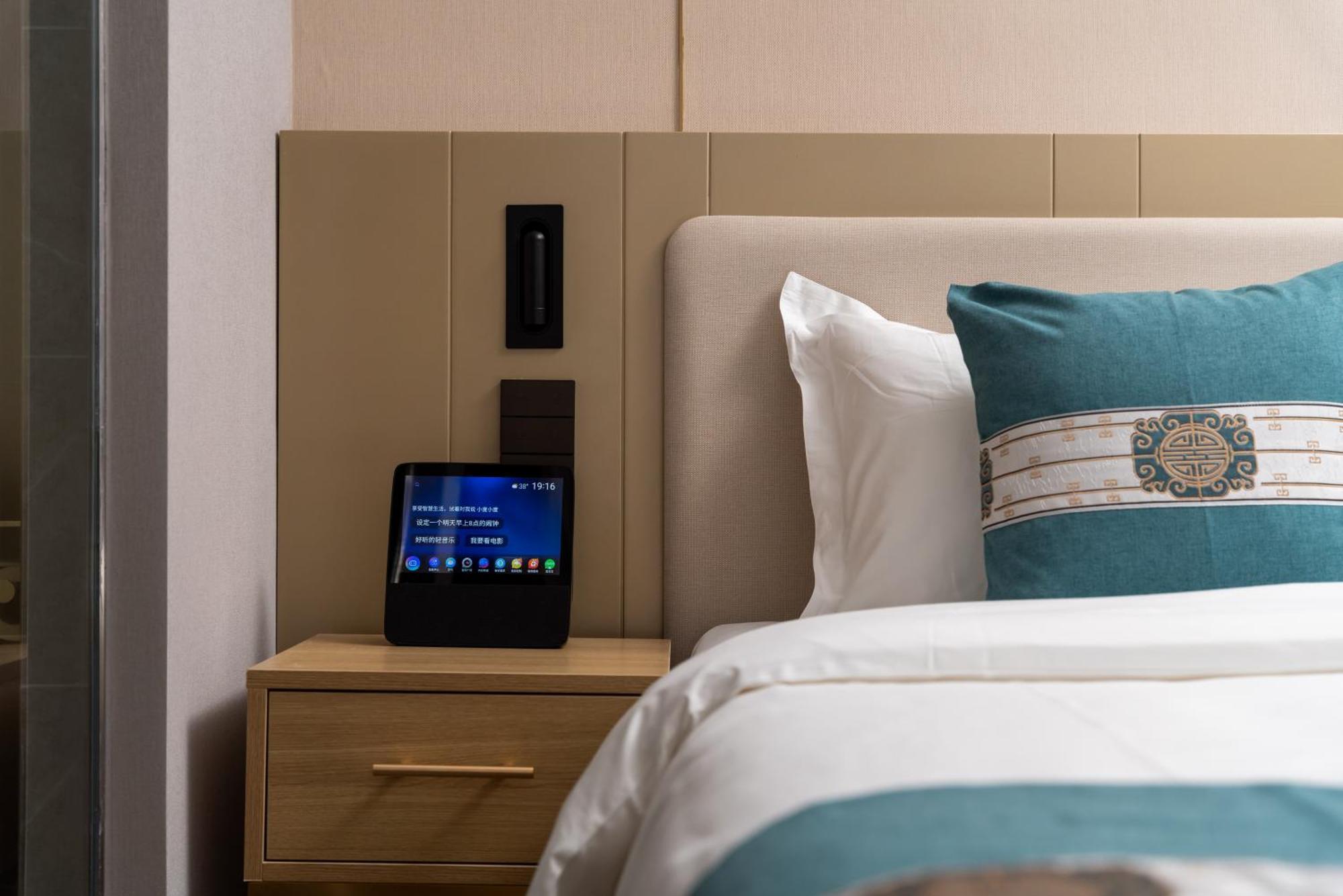 East Sacred Hotel--Very Near Beijing Tiananmen Square ,The Forbidden City,The Temple Of Heaven ,3 Minutes' Walk To Wangfujing Subway ,Located In The Center Of Beijing, Many Shopping Malls Around,Newly Renovated Hotel-Able To Receive Foreign Guests Экстерьер фото A smart hotel room