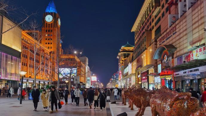 East Sacred Hotel--Very Near Beijing Tiananmen Square ,The Forbidden City,The Temple Of Heaven ,3 Minutes' Walk To Wangfujing Subway ,Located In The Center Of Beijing, Many Shopping Malls Around,Newly Renovated Hotel-Able To Receive Foreign Guests Экстерьер фото The Bund at night