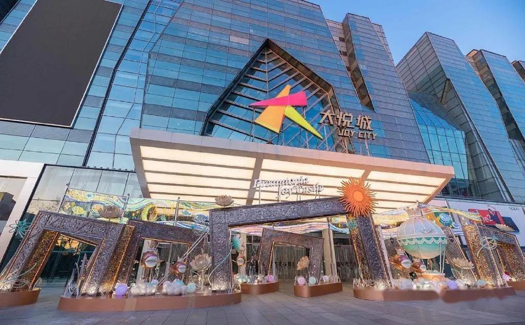 East Sacred Hotel--Very Near Beijing Tiananmen Square ,The Forbidden City,The Temple Of Heaven ,3 Minutes' Walk To Wangfujing Subway ,Located In The Center Of Beijing, Many Shopping Malls Around,Newly Renovated Hotel-Able To Receive Foreign Guests Экстерьер фото Main entrance