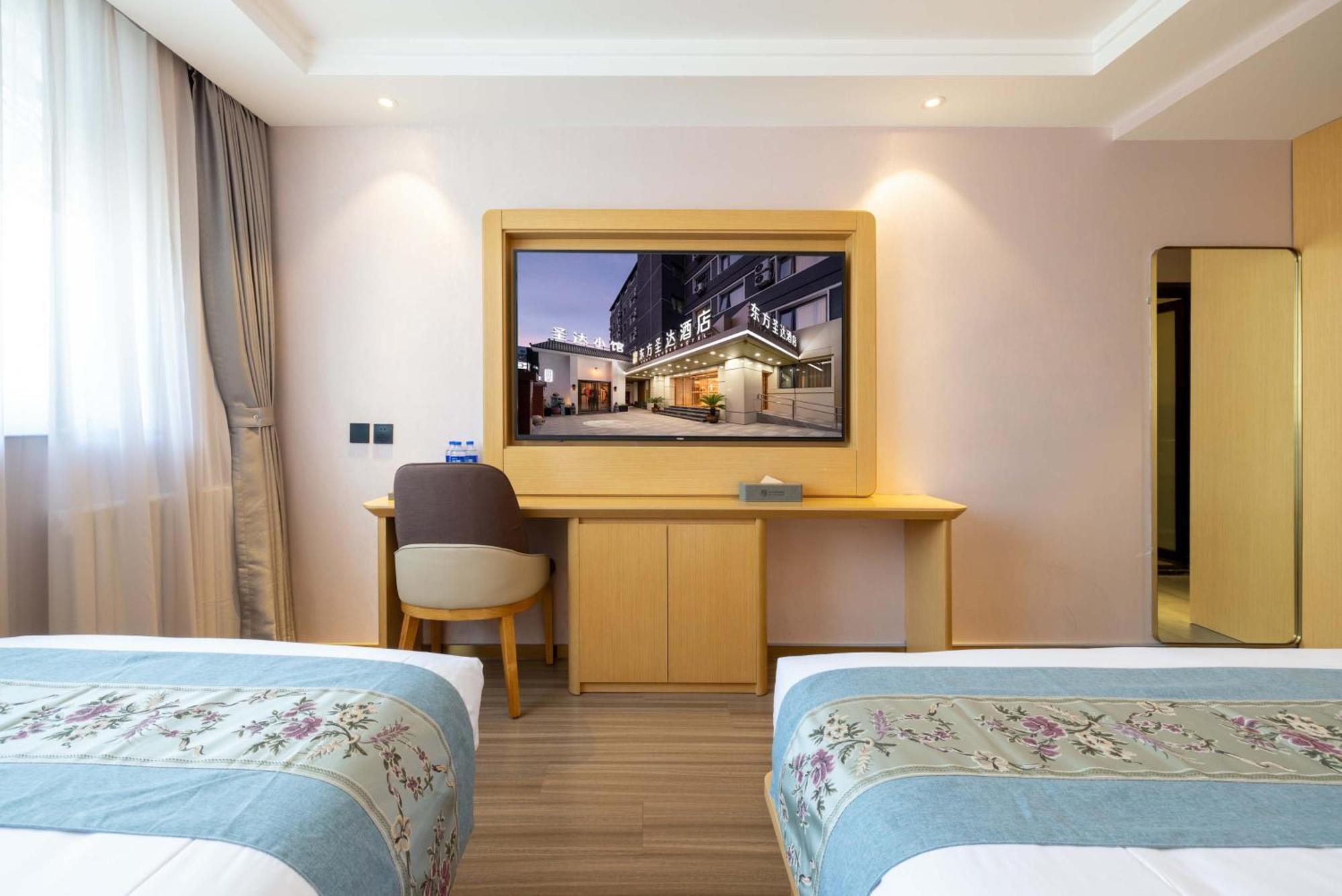 East Sacred Hotel--Very Near Beijing Tiananmen Square ,The Forbidden City,The Temple Of Heaven ,3 Minutes' Walk To Wangfujing Subway ,Located In The Center Of Beijing, Many Shopping Malls Around,Newly Renovated Hotel-Able To Receive Foreign Guests Экстерьер фото